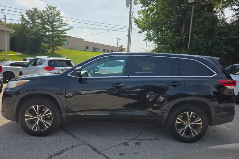 2017 Toyota Highlander LE photo 1