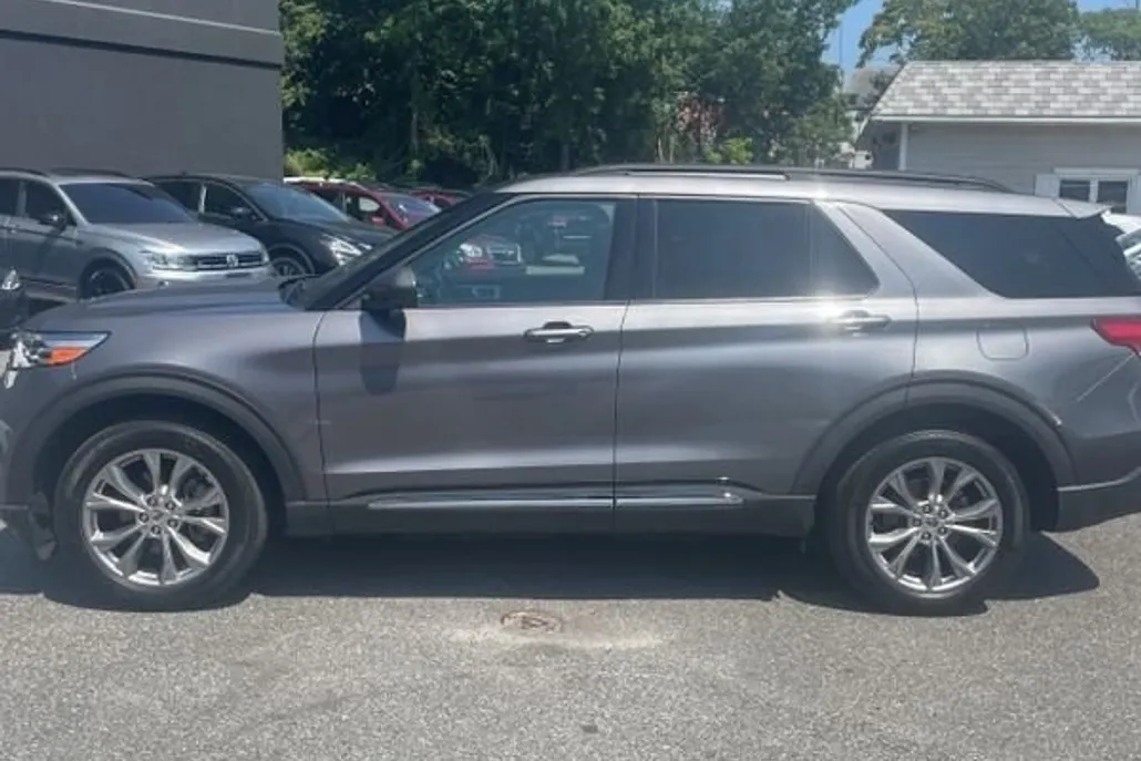 2022 Ford Explorer XLT photo 1