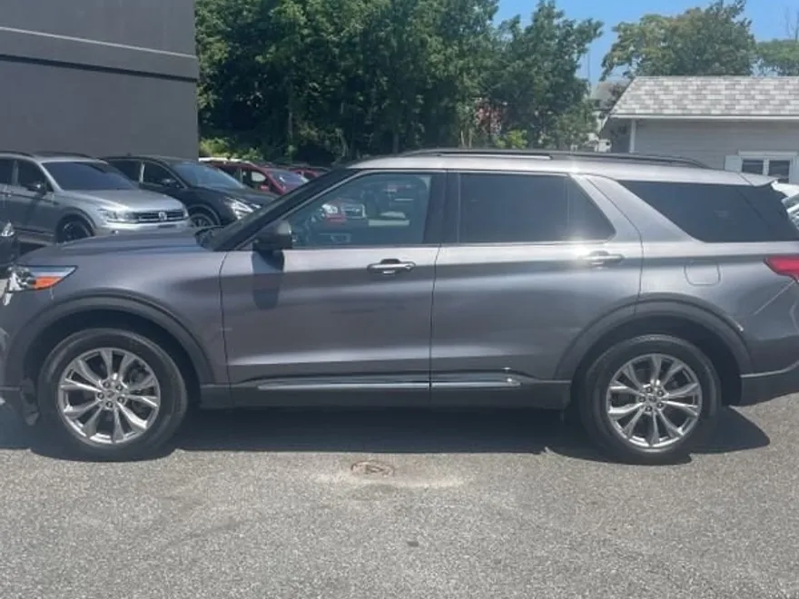 2022 Ford Explorer XLT photo 1