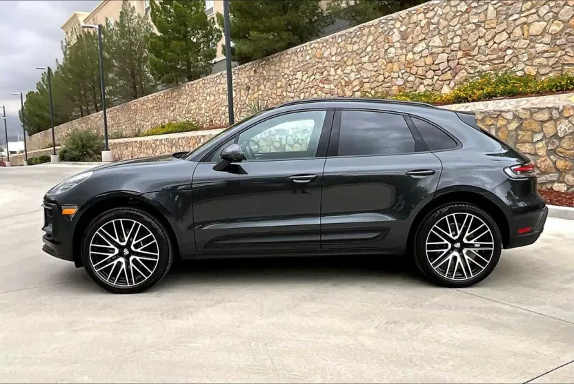 2026 Porsche Macan T photo 1