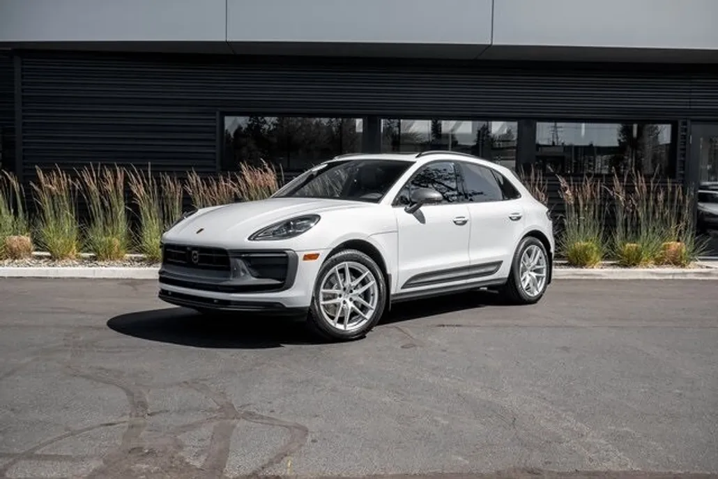 2023 Porsche Macan T photo 1