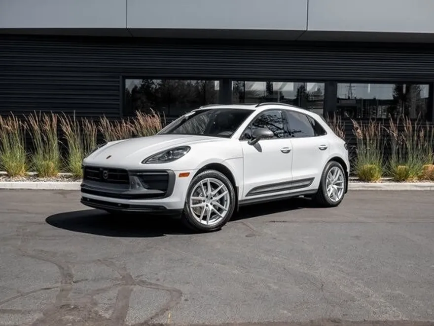 2023 Porsche Macan T photo 1