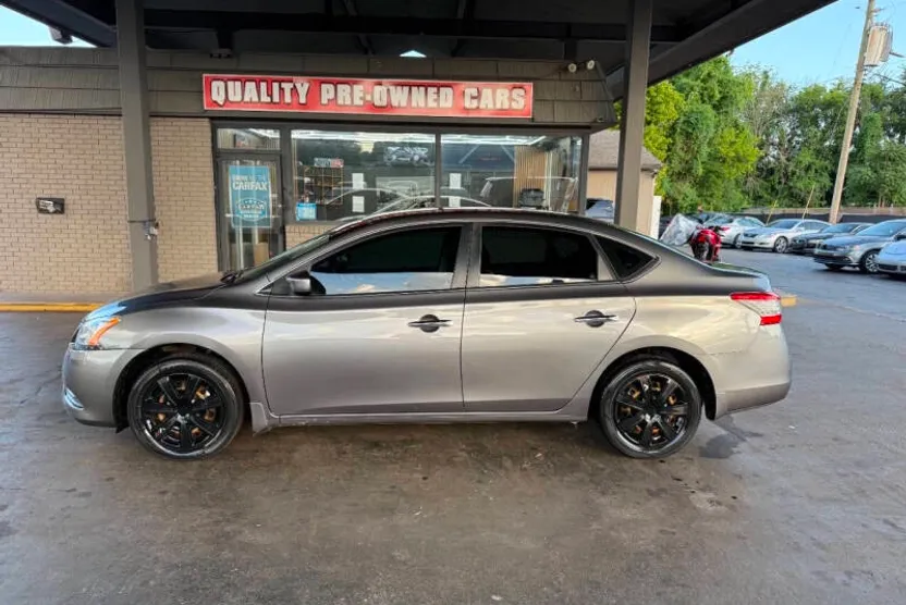 2015 Nissan Sentra SR photo 1