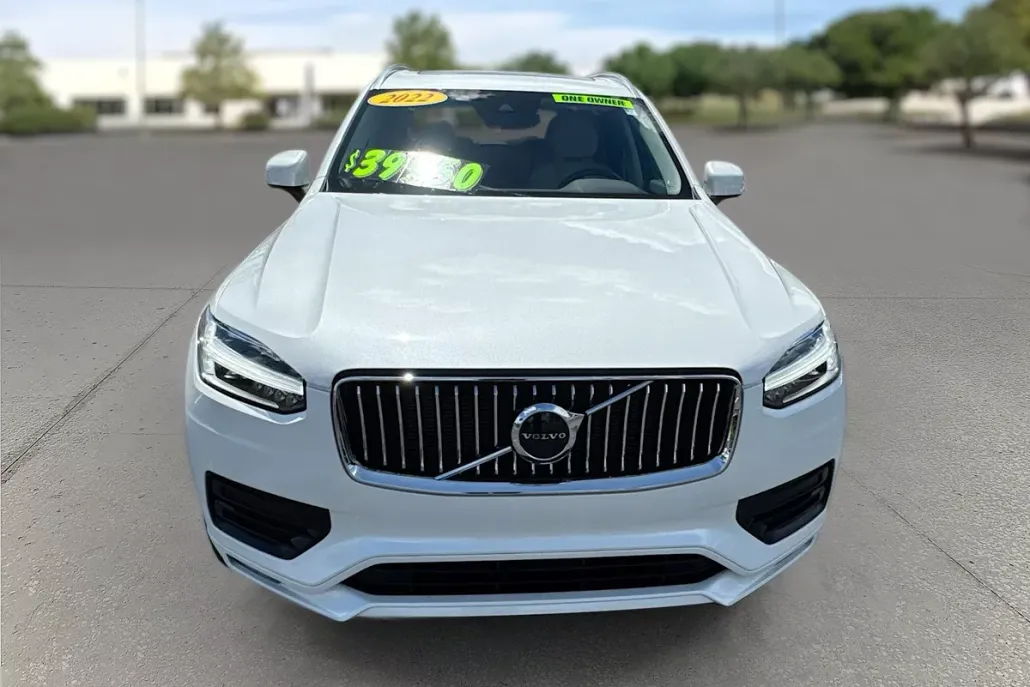 2022 Volvo XC90 T6 AWD Momentum photo 1