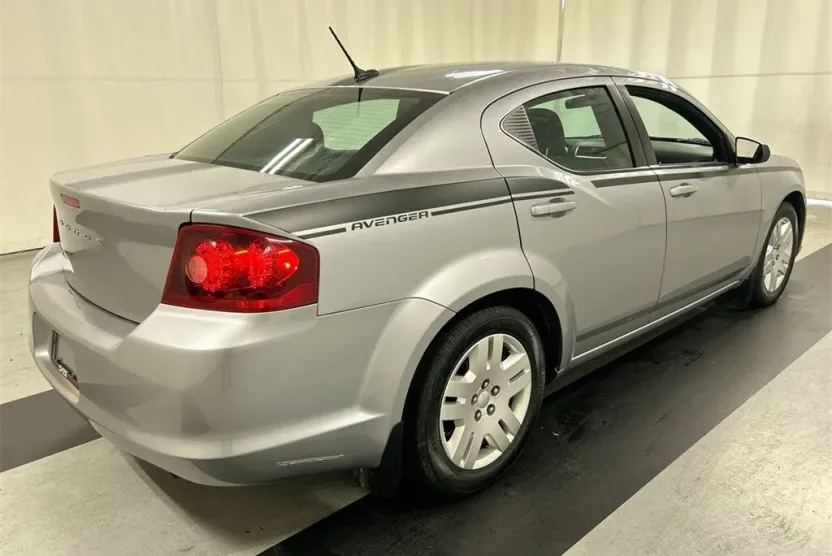 2014 Dodge Avenger SE photo 1