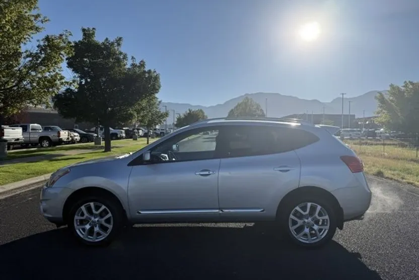 2011 Nissan Rogue SV photo 1