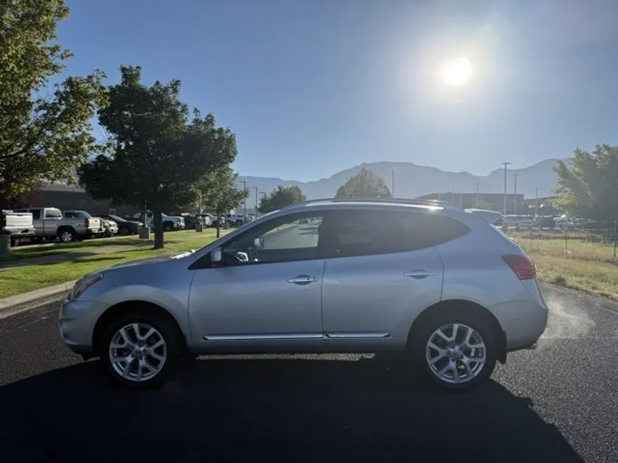 2011 Nissan Rogue SV photo 1