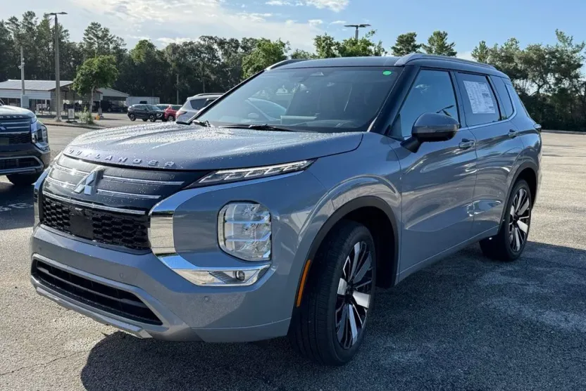 2025 Mitsubishi Outlander SEL photo 1