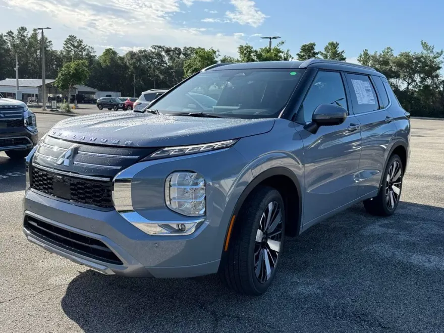 2025 Mitsubishi Outlander SEL photo 1