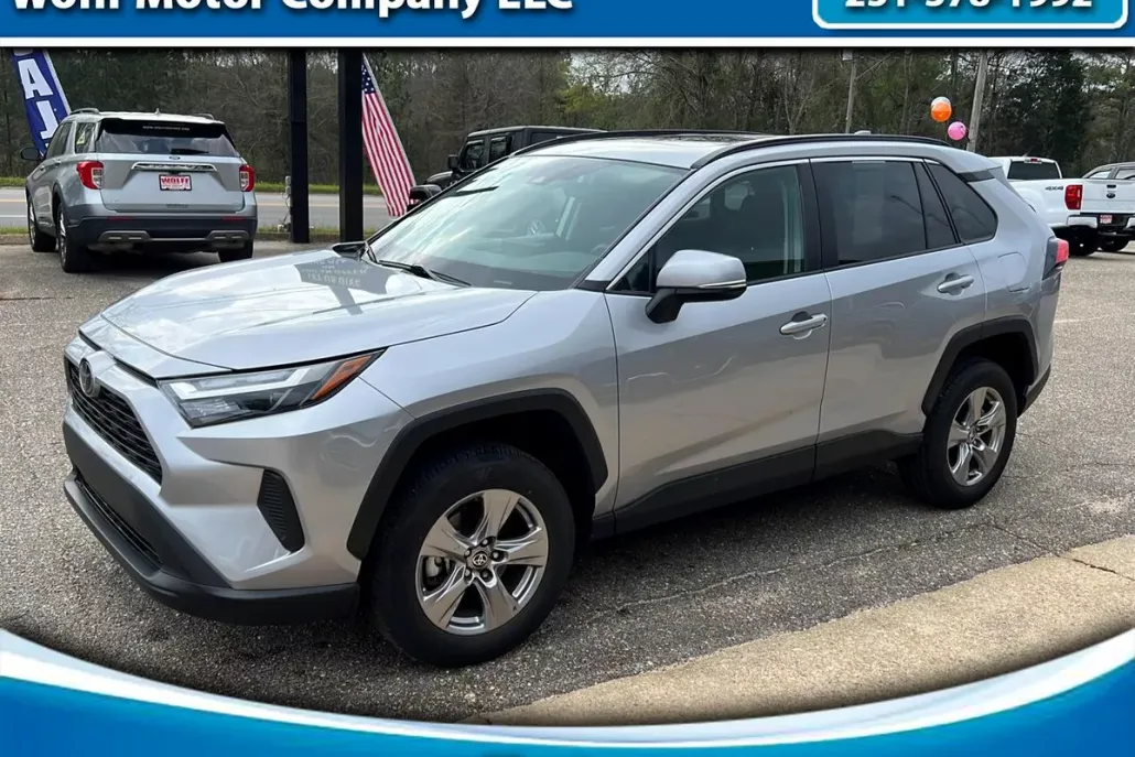 2023 Toyota RAV4 XLE photo 1