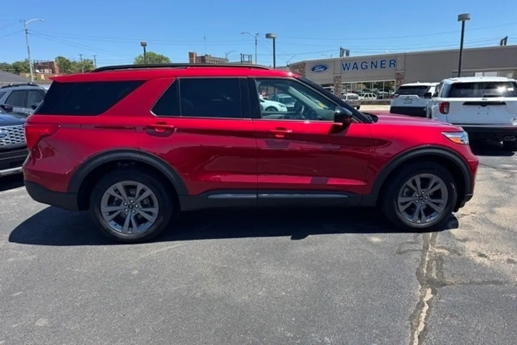 2023 Ford Explorer XLT photo 1
