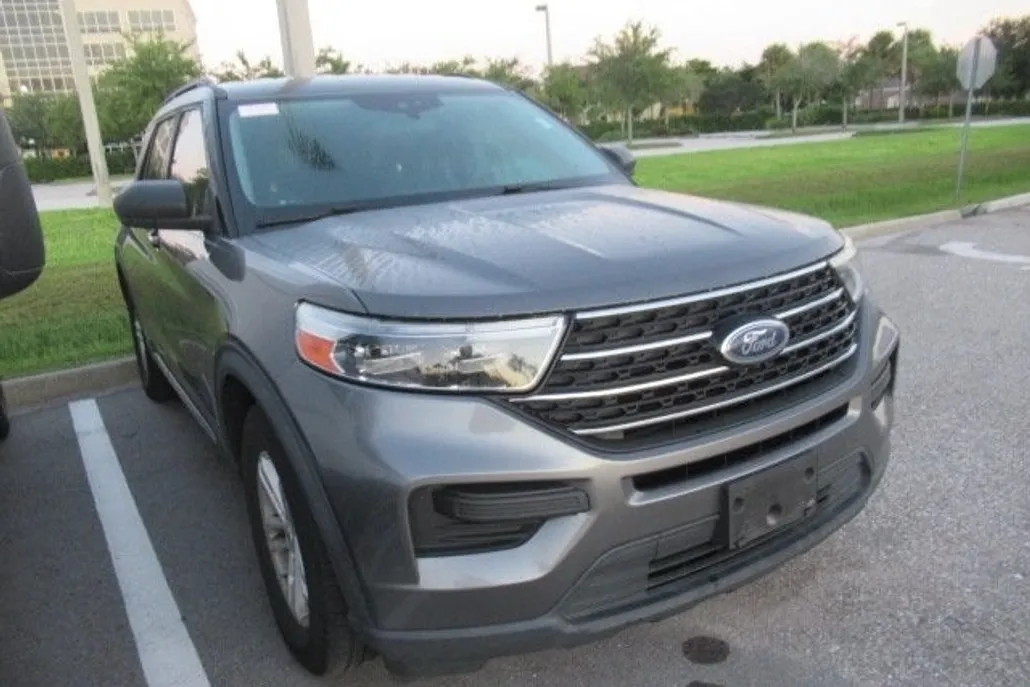 2021 Ford Explorer XLT photo 1