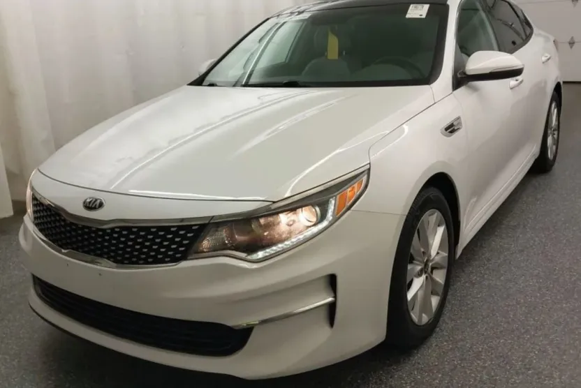 2018 Kia Optima EX photo 1