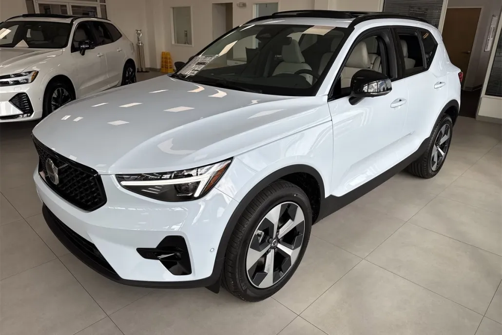 2026 Volvo XC40 Plus photo 1