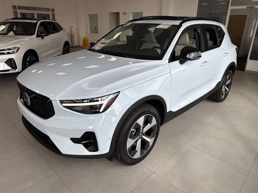 2026 Volvo XC40 Plus photo 1