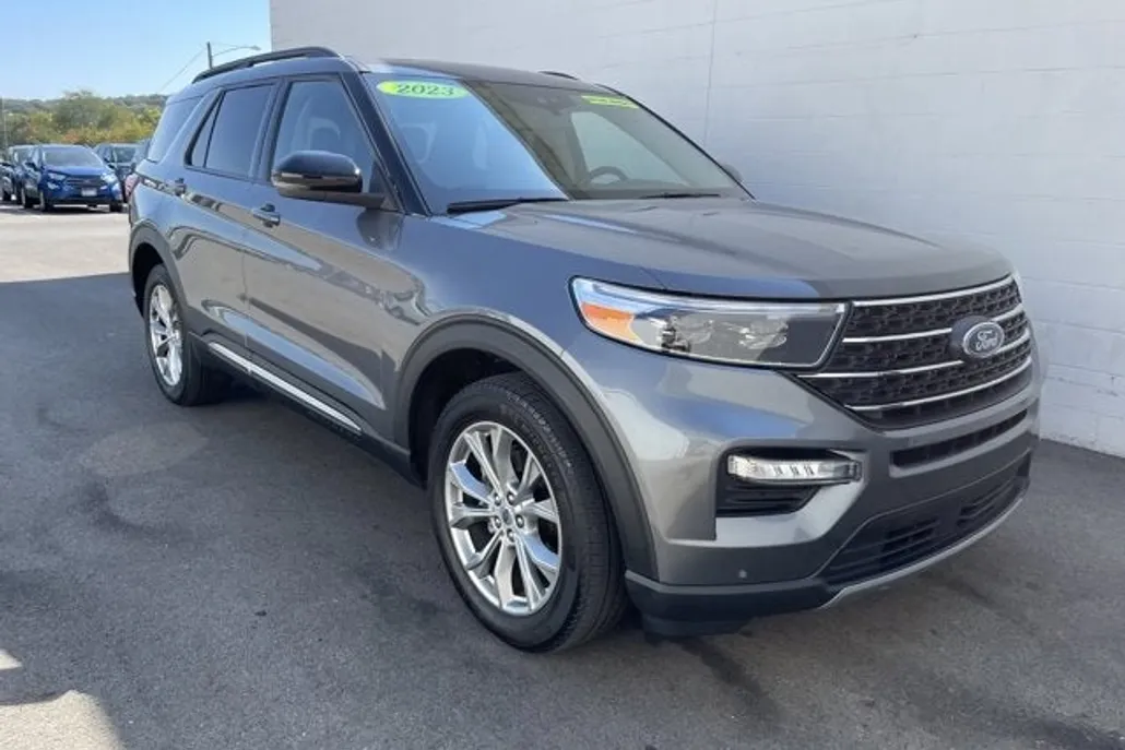 2023 Ford Explorer XLT photo 1