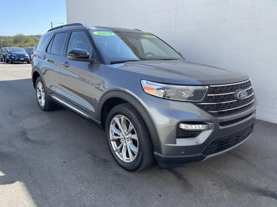 2023 Ford Explorer XLT photo 1