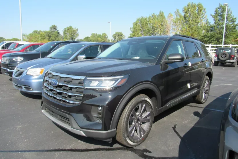 2025 Ford Explorer photo 1