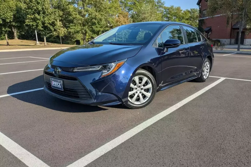 2023 Toyota Corolla LE photo 1