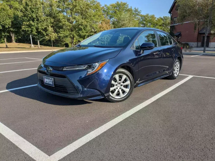 2023 Toyota Corolla LE photo 1