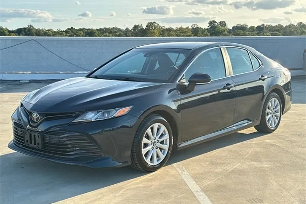 2019 Toyota Camry SE XLE photo 1