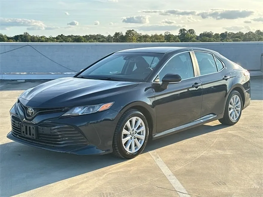 2019 Toyota Camry SE XLE photo 1