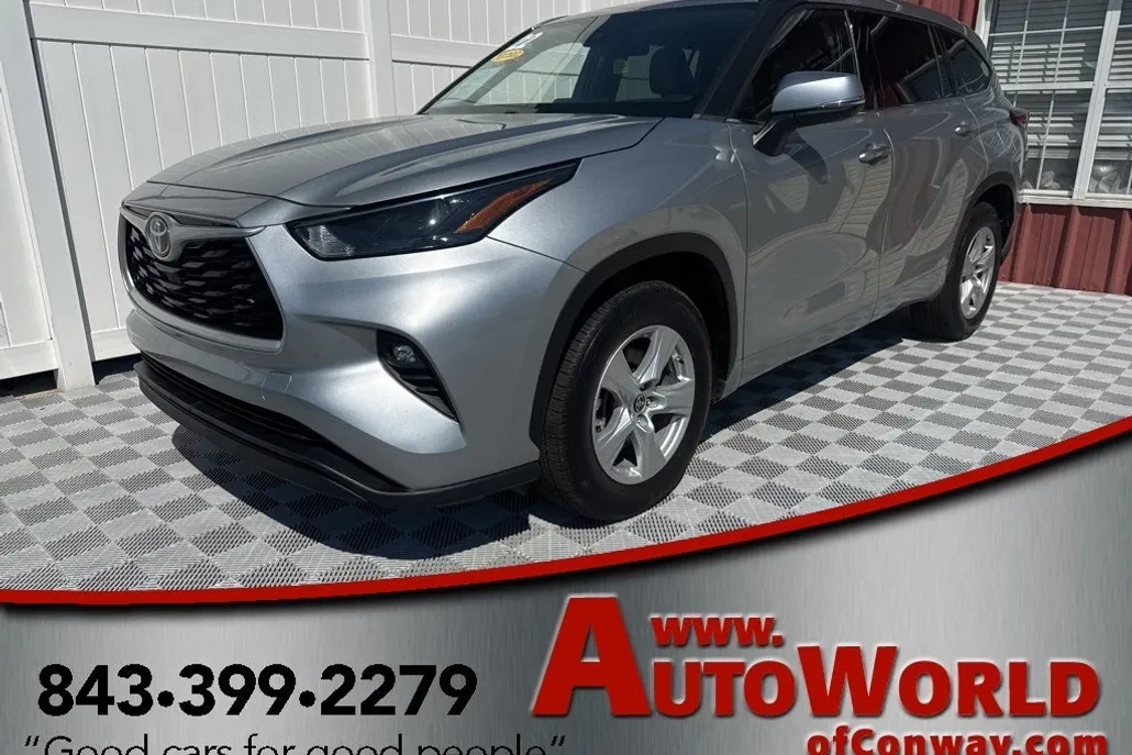 2022 Toyota Highlander LE photo 1