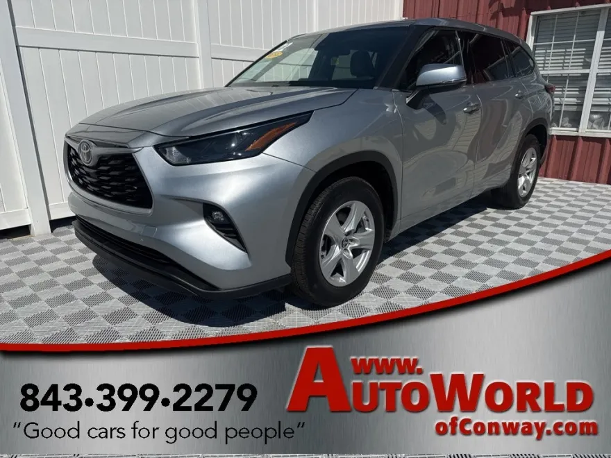 2022 Toyota Highlander LE photo 1
