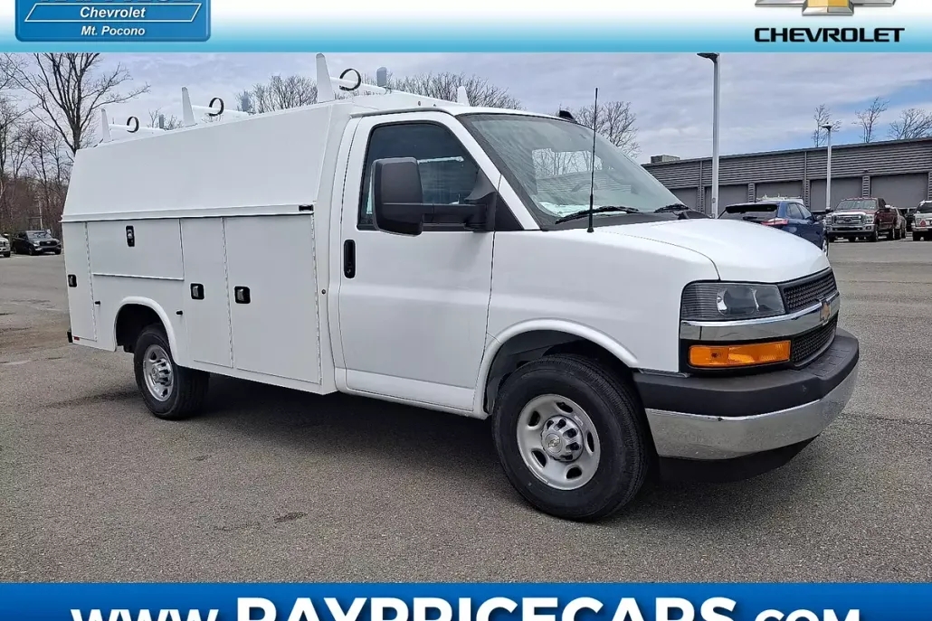 2024 Chevrolet Express Cutaway 3500 photo 1