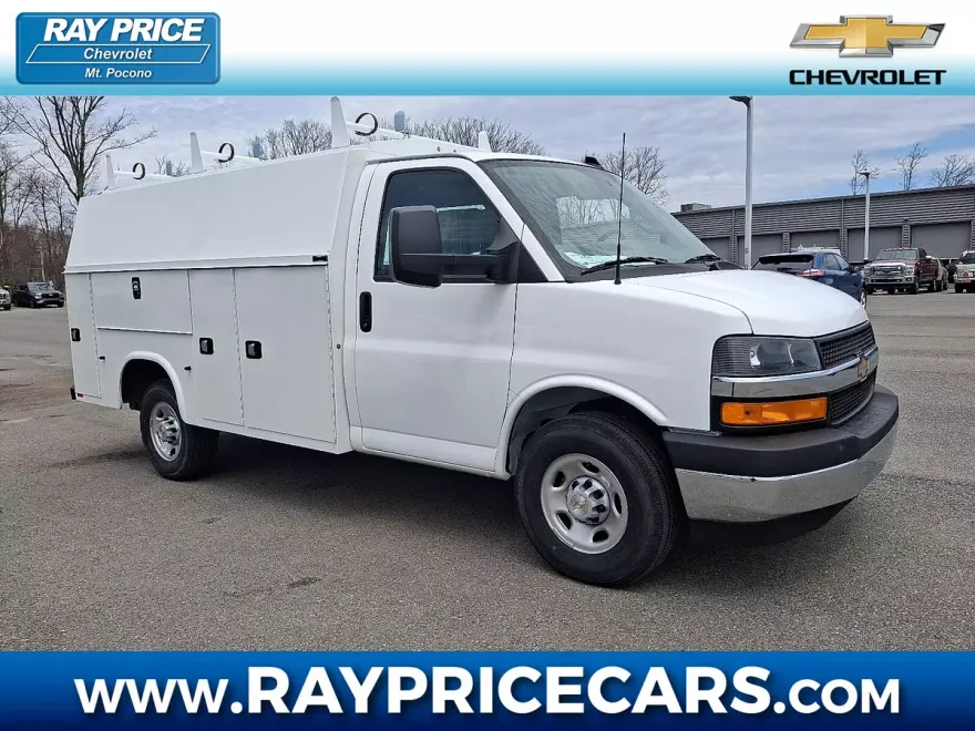 2024 Chevrolet Express Cutaway 3500 photo 1