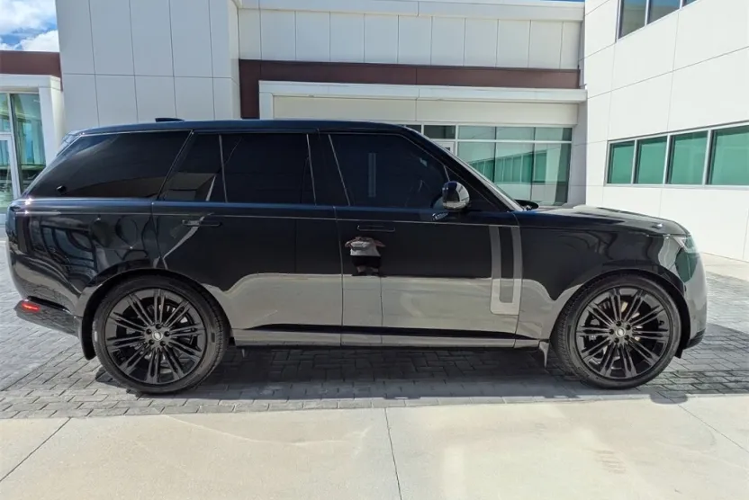2025 Land Rover Range Rover SE photo 1