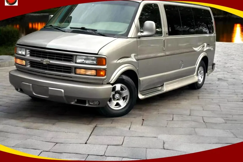 2002 Chevrolet Express Van 1500 photo 1
