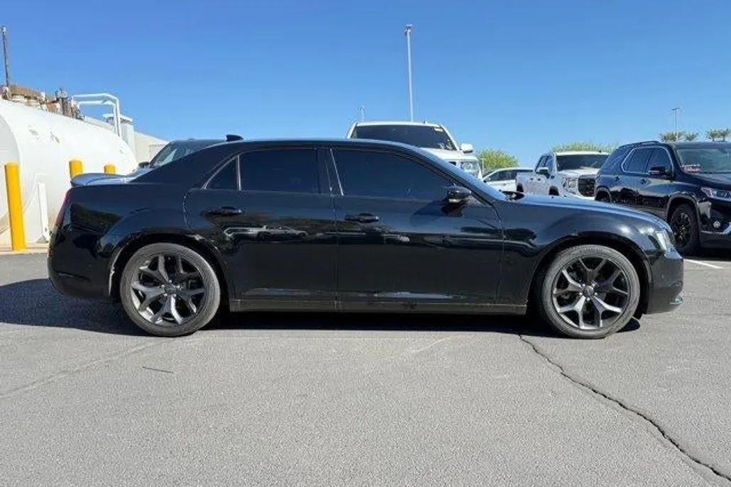 2021 Chrysler 300 photo 1