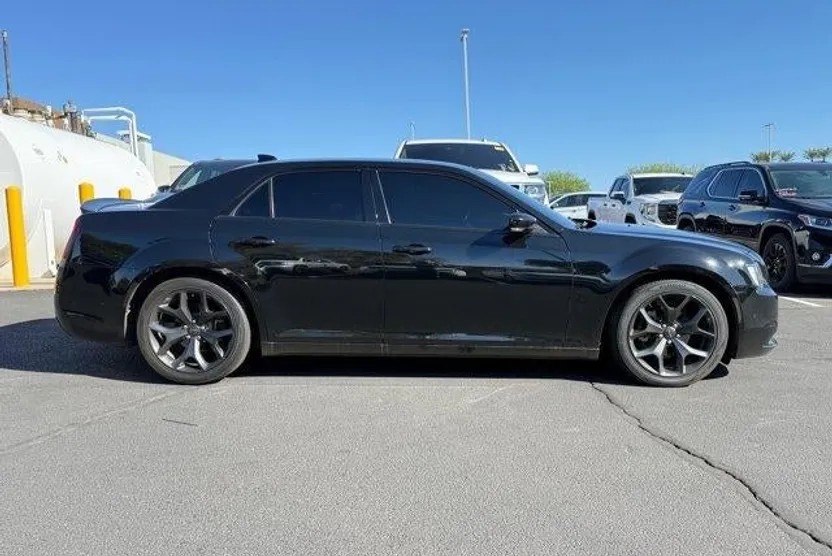 2021 Chrysler 300 photo 1