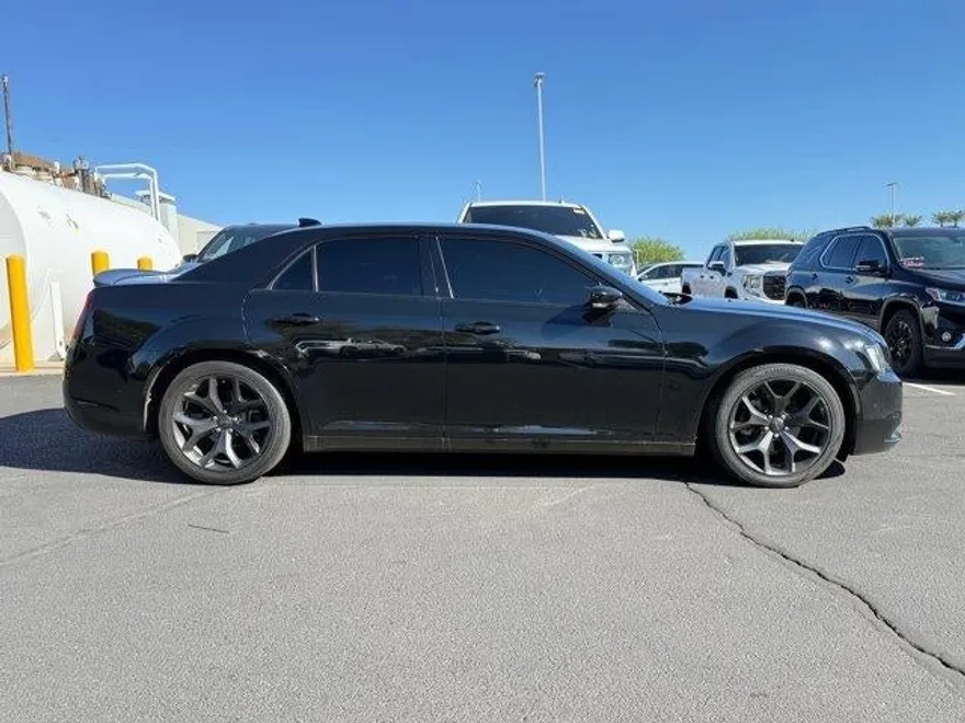 2021 Chrysler 300 photo 1