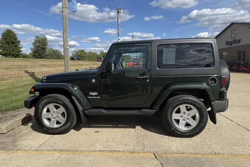 2010 Jeep Wrangler Sahara photo 1