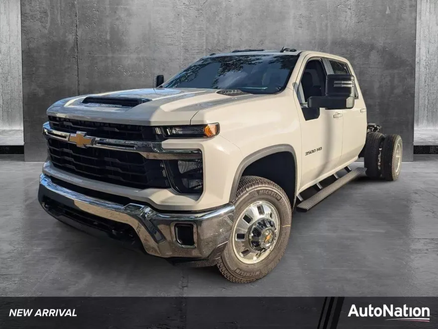 2025 Chevrolet Silverado 3500HD LT photo 1