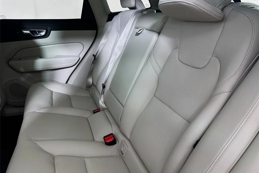2025 Volvo XC60 B5 Core photo 1