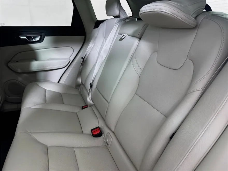 2025 Volvo XC60 B5 Core photo 1