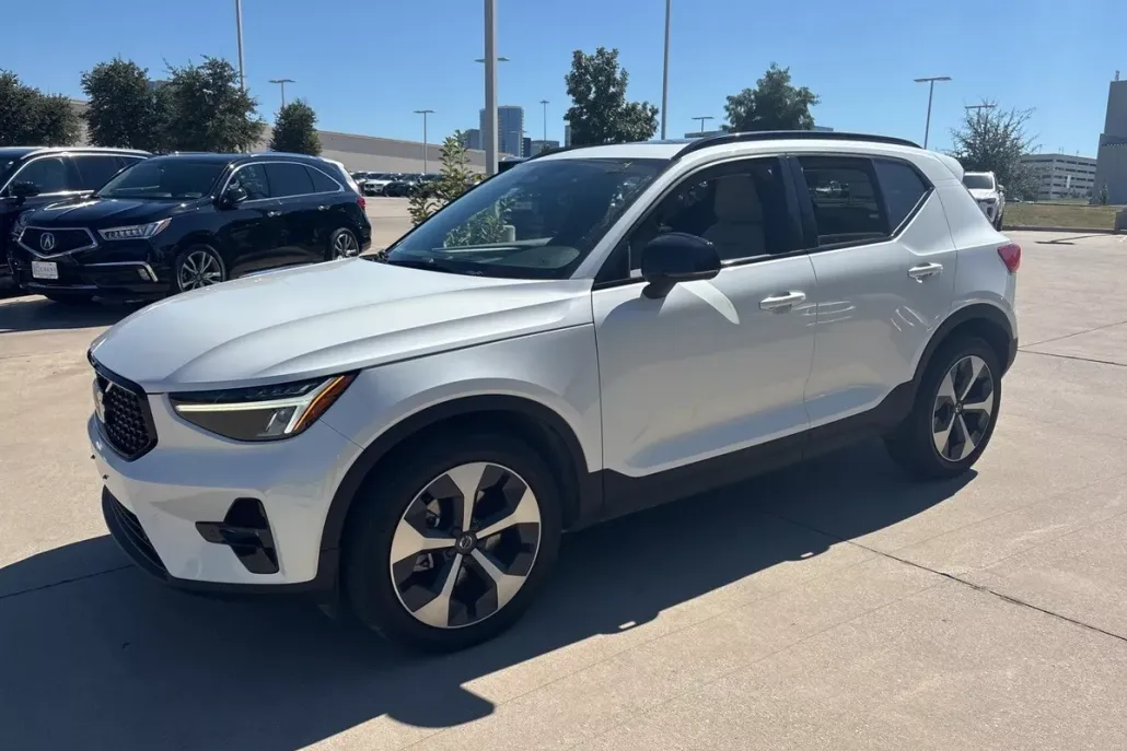 2023 Volvo XC40 Plus photo 1