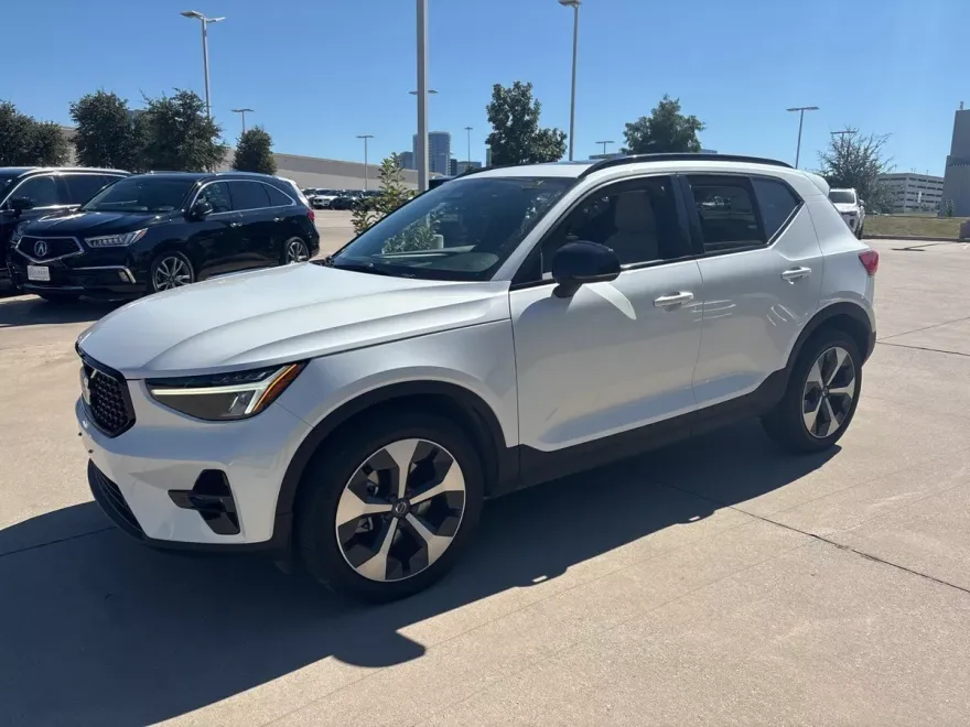 2023 Volvo XC40 Plus photo 1