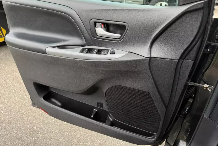 2017 Toyota Sienna SE Premium photo 1