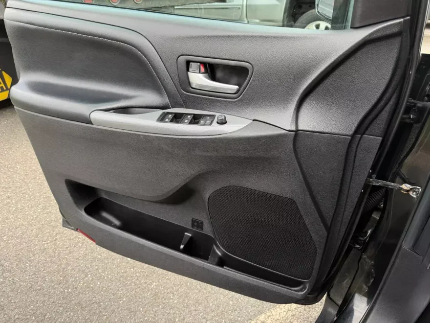 2017 Toyota Sienna SE Premium photo 1