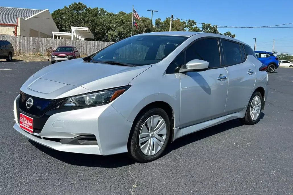 2023 Nissan Leaf S photo 1