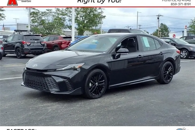2025 Toyota Camry SE photo 1
