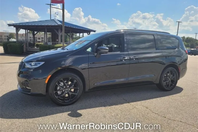 2023 Chrysler Pacifica Touring L photo 1