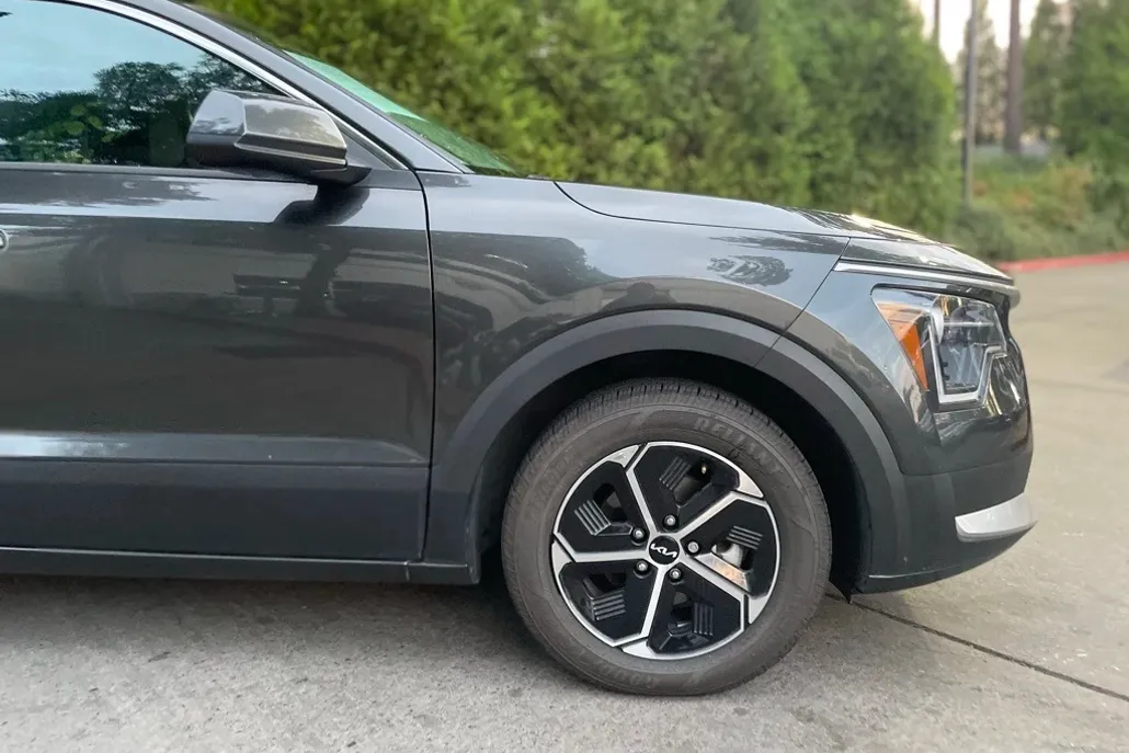 2023 Kia Niro LX photo 1