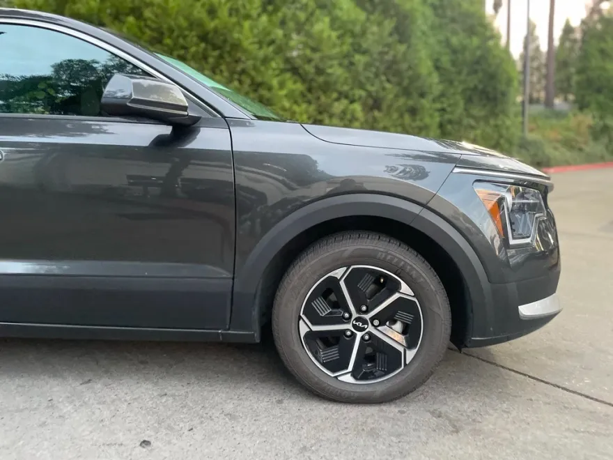 2023 Kia Niro LX photo 1