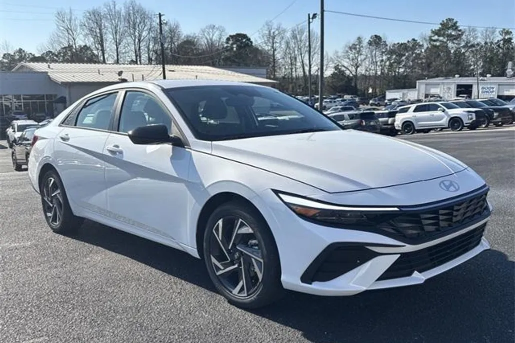 2025 Hyundai Elantra SEL Sport photo 1