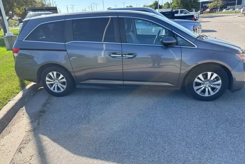 2017 Honda Odyssey SE photo 1